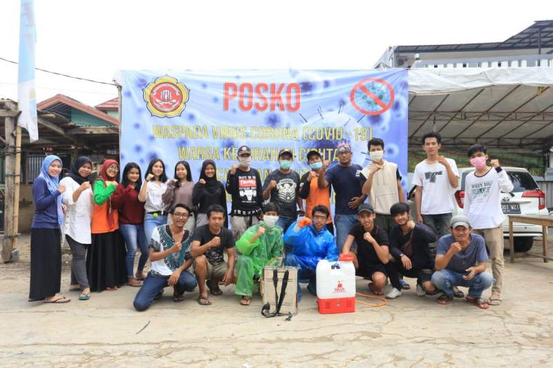 Karang Taruna Kelurahan Ciputat, Cegah Covid-19 Semprot Disinfektan di Permukiman Warga