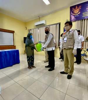 Bupati Zaki dan Universitas Pramita Indonesia Salurkan Sembako Kepada Warga