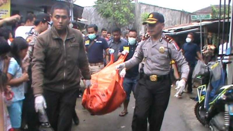 Mayat gantung diri dibawa petugas polisi.