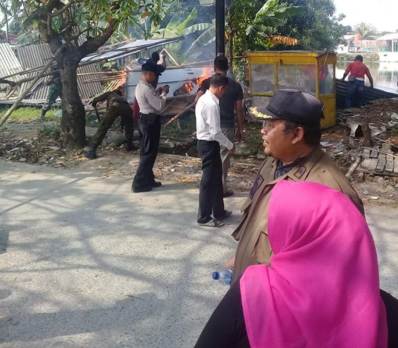 Bikin Kumuh, Enam Warung Ilegal Didepan Mustika Tigaraksa Dibongkar Satpol PP