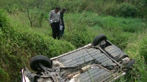 Mobil Terjun Ke Kali Pengendara Langsung Dibawa Ke Rumah Sakit
