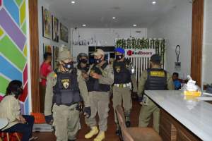 Operasi PSBB, Satpol PP Tangsel Amankan 27 Orang Termasuk Gigolo