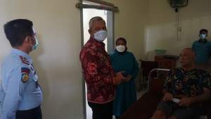 Kakanwil Kemenkumham Banten Tejo Harwanto saat sidak fasilitas layanan WBP di Lapas Cilegon, Jum'at (11/2/2022).