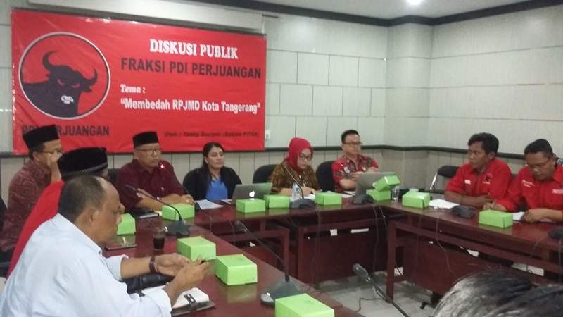 Yeni sucipto,Ananta,Suparmi,Agus dan para PAC PDIP saat membahas RPJMD