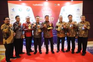 Bupati Maesyal Rasyid Terima Penghargaan Top Pembina BUMD di Ajang TOP BUMD Awards 2025