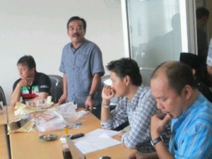 Ciputat- Tampak Ketua Panitia Festival Betawi, M.Nasir ( Acing),dan Panitia sibuk rapat persiapan puncak festival.Kamis (14/11)DT