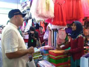 Bupati Zaki Ajak Warga Belanja ke Pasar Tradisional