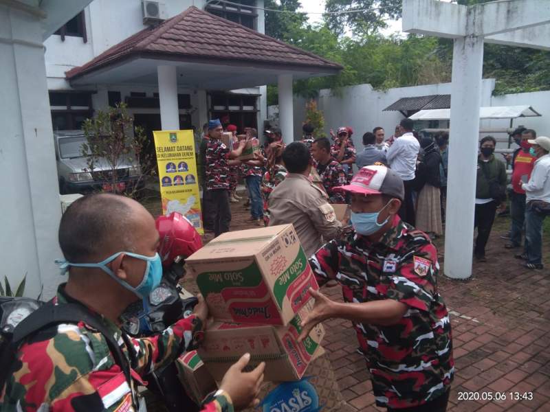Laskar Merah Putih Cilegon Terjunkan Alat Berat dan Bagikan Sembako Untuk Warga Terdampak Banjir