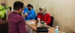  Salahsatu pelaku pariwisata saat akan menjalani screening kesehatan sebelum disuntik vaksin.