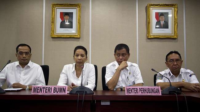 Menteri BUMN Rini Soemarno (kedua kiri) bersama Menteri Perhubungan Ignasius Jonan (kedua kanan), Direktur Utama PT Angkasa Pura II Budi Karya Sumadi (kiri) dan Komisaris Utama PT Angkasa Pura II Edy Wibowo (kanan) menggelar jumpa pers terkait direksi baru PT Angkasa Pura II di Jakarta, Kamis (15/1). Direksi baru PT Angkasa Pura II yang dipimpin oleh Dirut Budi Karya Sumadi diminta untuk segera melakukan pembenahan untuk mewujudkan target World Class Company.