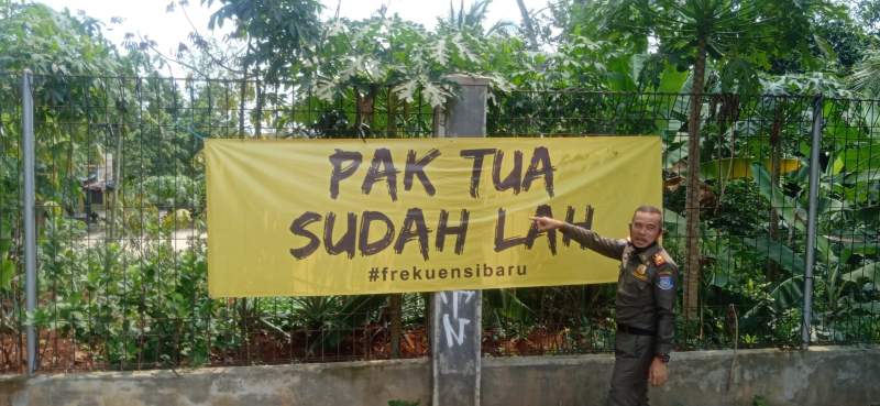61 Spanduk 'Pak Tua Sudah Lah' Dicopot Satpol PP Tangsel