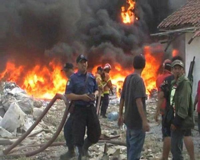 Petugas saat memadamkan api diGudang plastik Neglasari