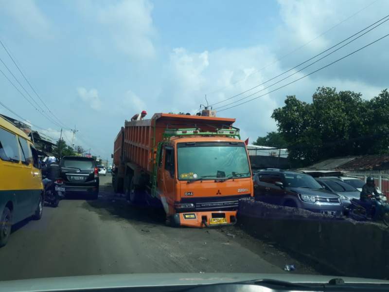 Diduga Mengantuk, Truk Pengangkut Pasir Seruduk Pembatas Jalan
