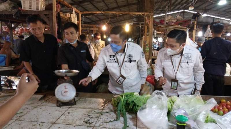 Lindungi Konsumen, Disperindag Cek Timbangan Ukur di Pasar Cisoka