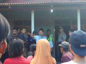 penemuan sosok mayat pria yang gantung diri