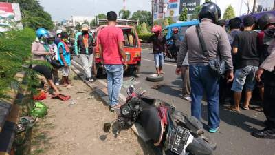 Berkendara Saat Main HP Emak-Emak Tabrak Angkot Mogok