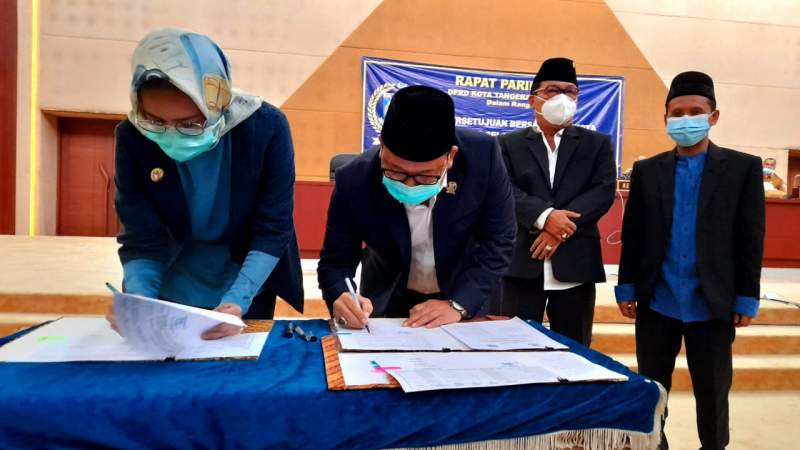 Airin Rachmi Diany dan petinggi DPRD Tangsel tandatangani nota kesepakatan APBD 2021.