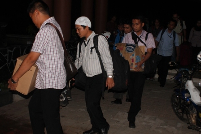 Serang- Tim KPK membawa beberap kardus udai geledah di Serang,Selasa (25/2)