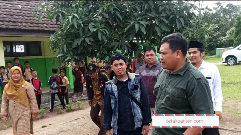 Kepsek SDN Calayanggahu bersama tim sidak DPRD Kabupaten Serang (DB)