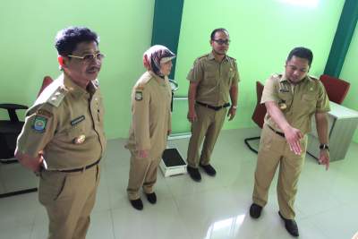 Wali Kota Arief R. Wismansyah bersama Wakil Wali Kota Tangerag Sachrudin memantau Puskesmas Manis Jaya. 