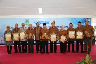 Plt Gubernur Menyerahkan Penghargan Wredatama Nugraha Madya