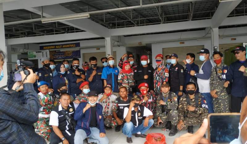 Camat dan Karang Taruna Tigaraksa Bagikan 2000 Masker Gratis