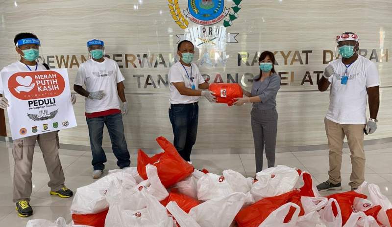 Perwakilan Yayasan Merah Putih Kasih Foundation serahkan APD kepada Wakil Ketua DPRD Tangsel, Li Claudia  chandra.