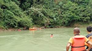 Tim SAR gabungan melakukan pencarian 2 santri yang hanyut di sungai Simonis.(istimewa).