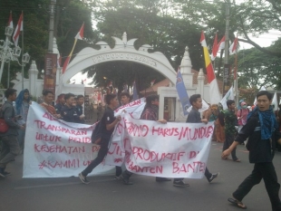 Mahasiswa Tuntut Rano Produktif