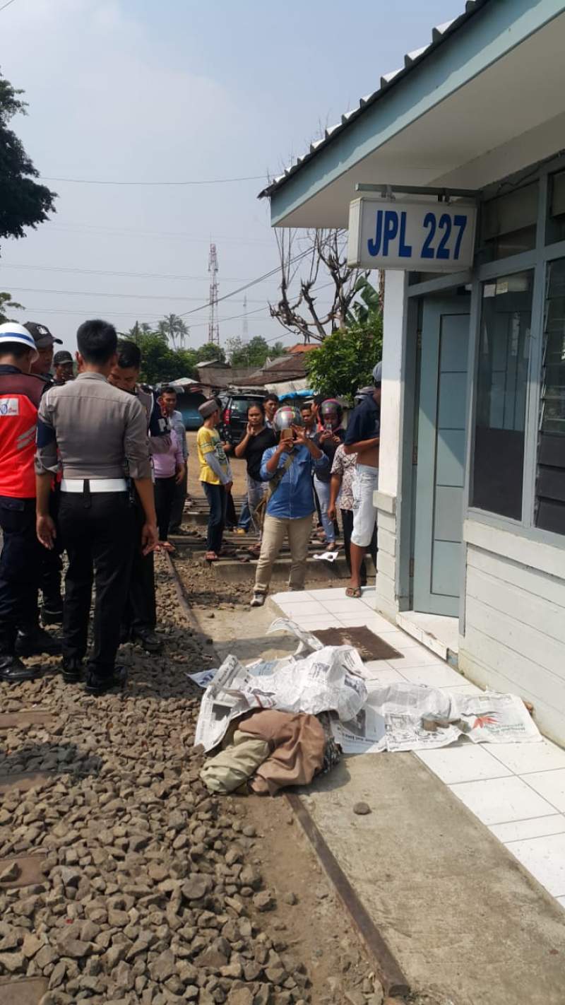 Terobos Palang Pintu, Pengendara Motor Tewas Tertabrak Kereta Api Lokal Merak-Rangkasbitung