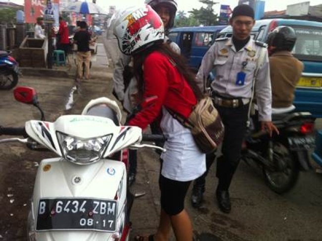 Karena Jalan Berlubang, Pengendara Motor Terjatuh