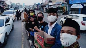 Ormas BPPKB Dan IPNU Bagikan Masker dan Takjil Berbuka Puasa