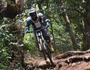 Asyiknya Gowes di Gunung Pinang