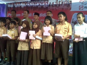 PT IKPP Bagikan Ribuan Buku Gratis Di 17 SDN