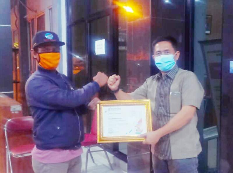 Camat Sepatan Berikan Penghargaan kepada Jurnalis Detakbanten.com