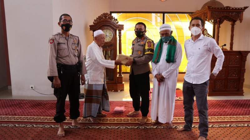 Pasca  Pembakaran Oleh ODGJ, Kapolres Serang Beri Bantuan Al Qur'an