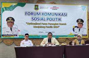 Ketua DPRD Kota Cilegon Isro Mi'raj (tengah) saat menjadi narasumber dalam kegiatan Optimalisasi Perangkat Daerah Menjelang Pemilu Serentak yang dilaksanakan di salah satu hotel di Kota Cilegon, Senin (21/11/2022).