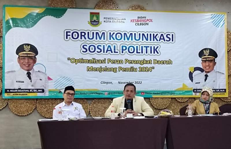 Ketua DPRD Kota Cilegon Isro Mi'raj (tengah) saat menjadi narasumber dalam kegiatan Optimalisasi Perangkat Daerah Menjelang Pemilu Serentak yang dilaksanakan di salah satu hotel di Kota Cilegon, Senin (21/11/2022).