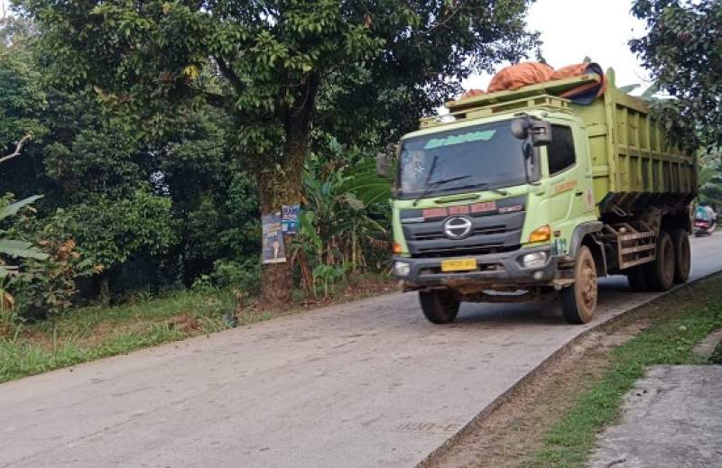 Truk tanah setiap hari melintas di jalan raya maja membahayakan warga