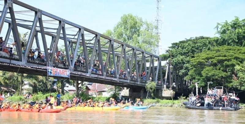 TNI AL TBA Gelar Perlombaan Dayung Perahu Naga