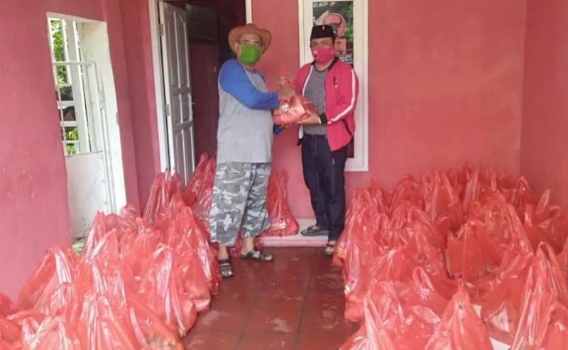 Anggota Fraksi PDIP DPRD Tangsel, Aldi S Zuhri saat bagi-bagikan paket sembako ke masyarakat.