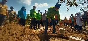 Bupati Serdang Bedagai, Darma Wijaya meletakkan batu pertama pembangunan mushola di sekolah dasar di Desa Sinah Kasih.