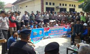 Mapolsek Bayah Bersama Nelayan Perbaiki Mapolsek