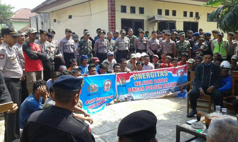 Mapolsek Bayah Bersama Nelayan Perbaiki Mapolsek