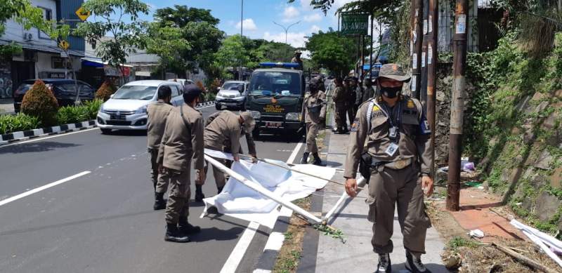 Tim Paslon Pilkada Tangsel Tak Punya Tanggung Jawab, Satpol PP Tangsel Kewalahan Copot Spanduk Liar Pilkada