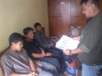 Bogor- Tiga Orang yang diduga "Pengantin" Teroris yang saat diminta keterangan oleh Polisi (DT)