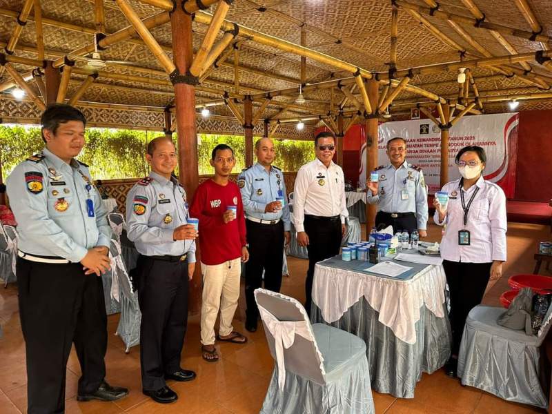 Dukung Pemberantasan Narkoba, Kadivpas Monev Tes Urine terhadap Petugas dan WBP di Ciangir