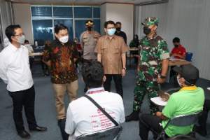 Kapolresta Tangerang Dampingi Pangdam Jaya Tinjau Vaksinasi di PT. Torabika