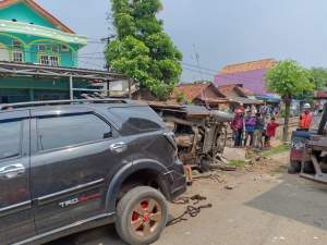 Tidak Hati Hati, Suzuki Carry Ringsek Diseruduk Kereta Merak-Rangkasbitung