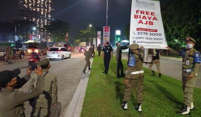 Petugas Pol PP Kota Tangsel saat melakukan penertiban reklame non permanen di salahsatu kawasan di Kota Tangsel.